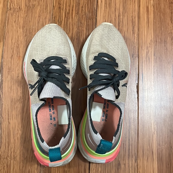 Loved- Nike react infinity women’s size 7.5 - Picture 3 of 7